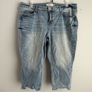 Torrid Capri pants size 22 denim Jean capris first at fit light wash distressed